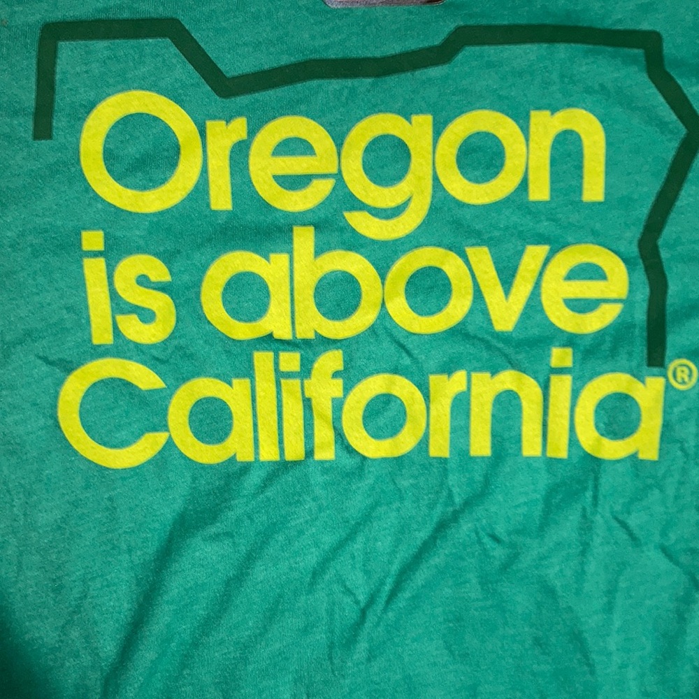 🦆🪵 “Oregon is Above California" Green Tee Shirt - Size Medium 🏃‍♂️☕️